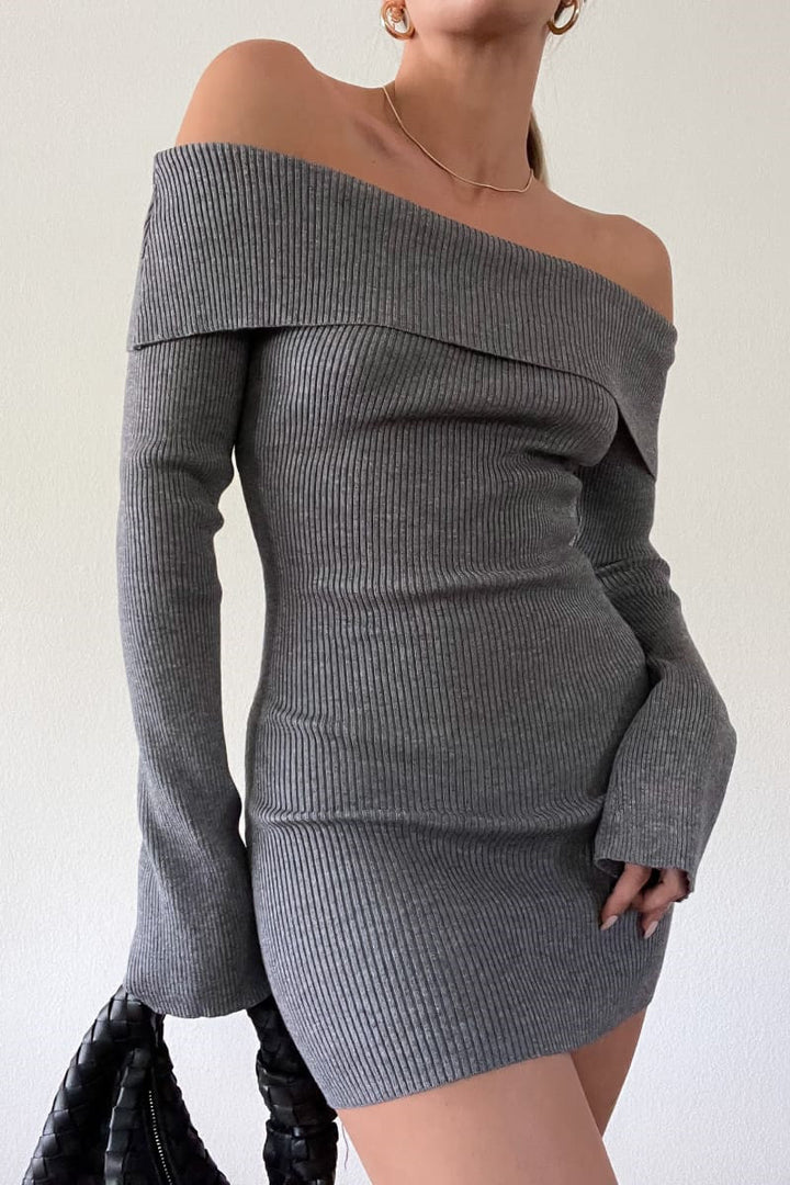 Dame figurvennende, off-shoulder strikkjole med lange ermer Skjora