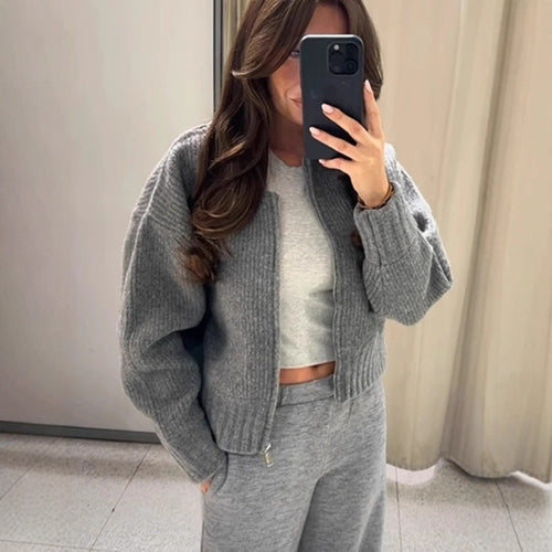 Kvinnes moderne cardigan med voluminøse ermer og glidelås Skjora
