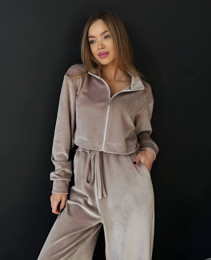 Kvinnelig sporty cropped sweatshirt og komfortable palazzo bukser sett Skjora