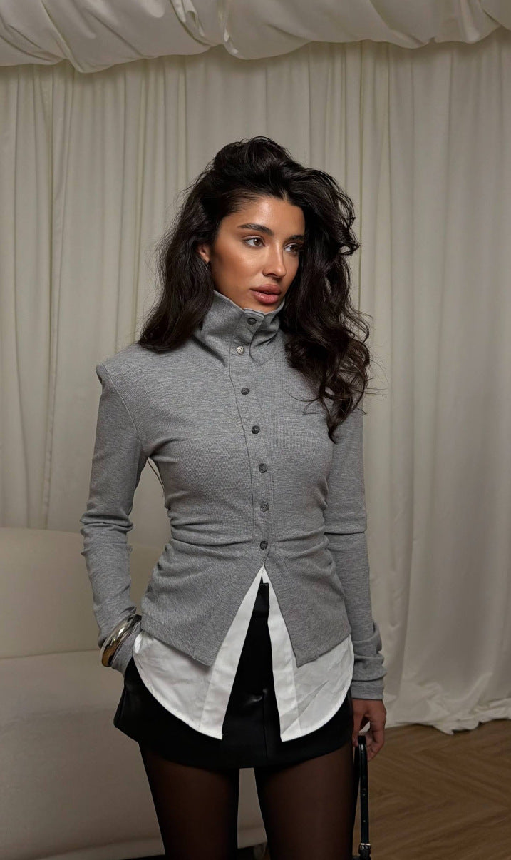 Kvinne strikket bluse med elegant stående krage og sofistikert knappestolpe Skjora