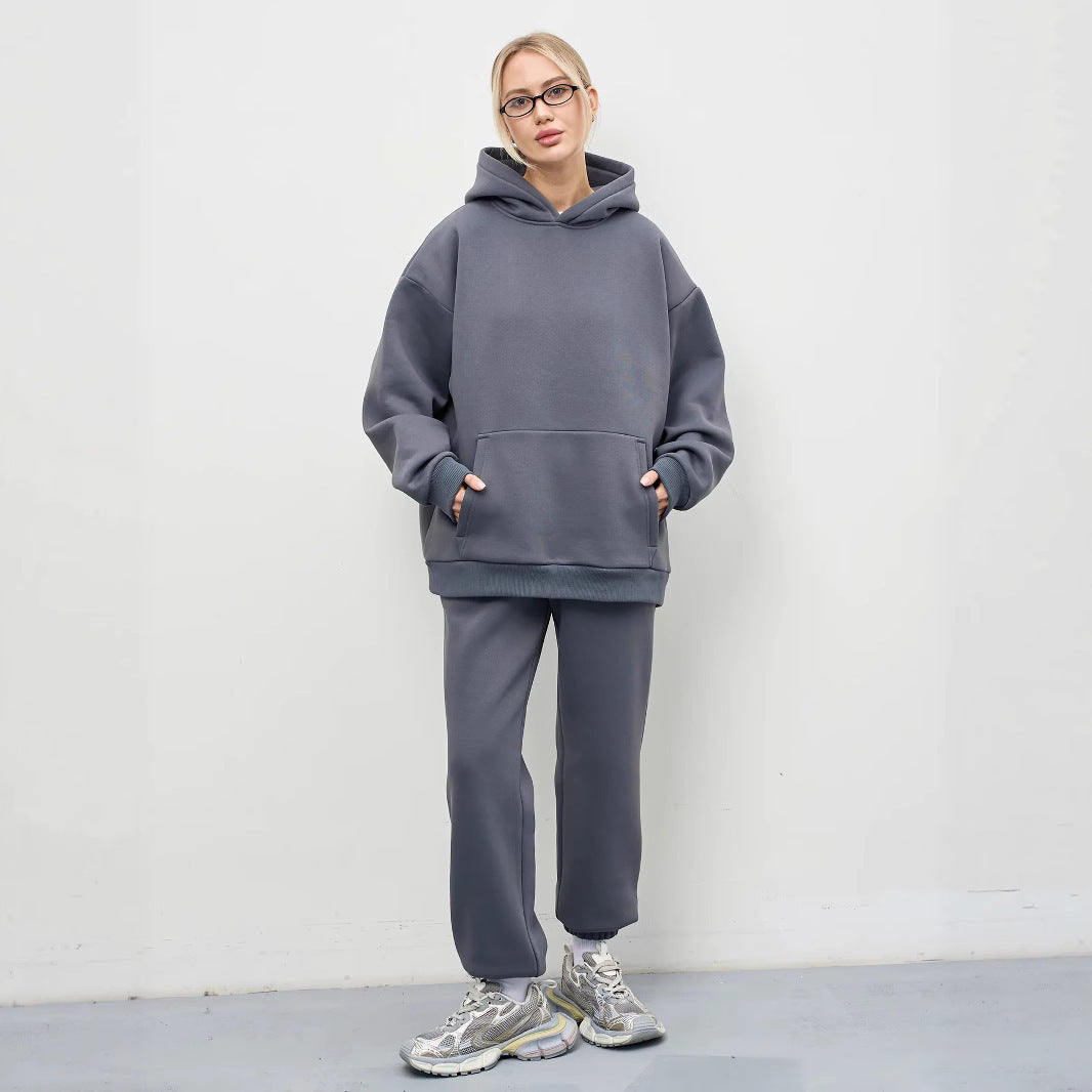 Kvinnes oversized hettegenser og komfortable joggebukser i moderne design