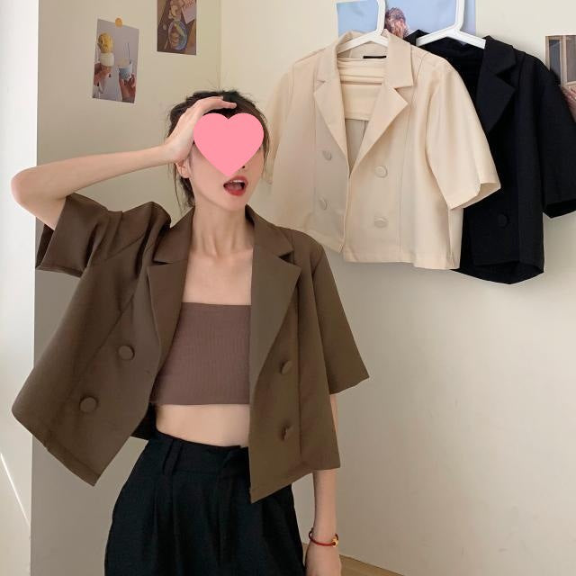 Dame kort blazer med dobbel knappestolpe og moderne snitt