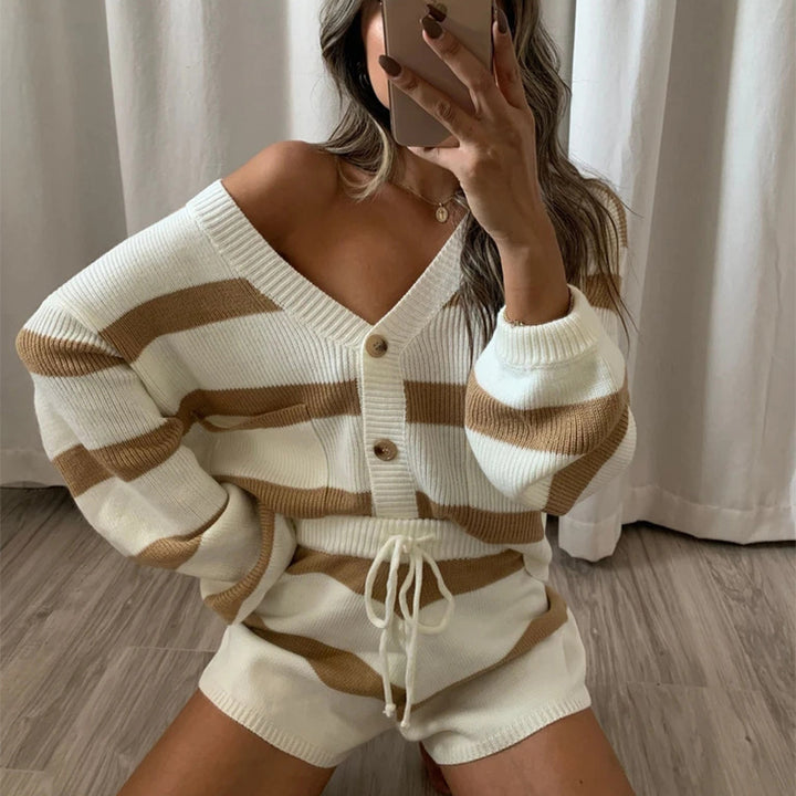 Women's knit lounge suit with wide cut and v-neck Skjora