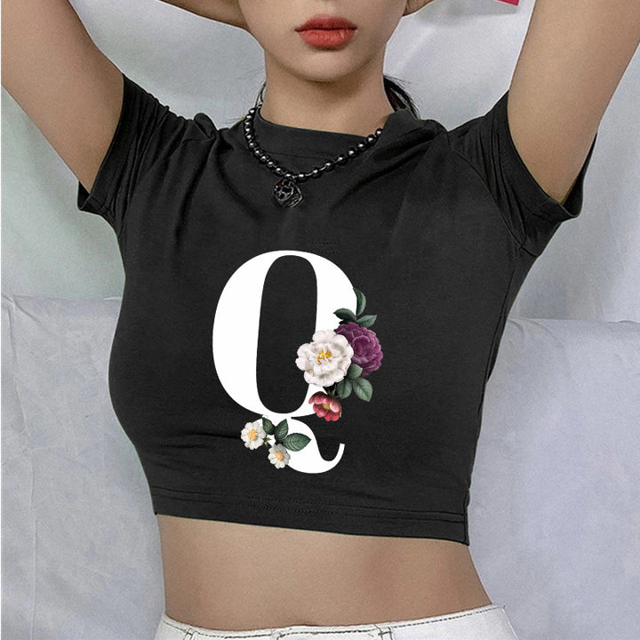 Dame cropped T-skjorte med blomstrede initialdesign Skjora