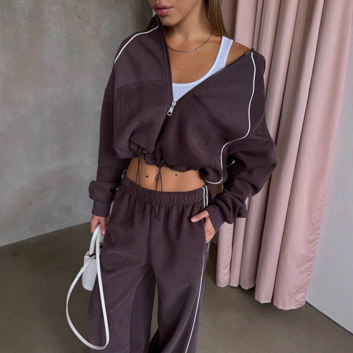 Kvinnesporty lounge sett med hettegenser og vide bukser Skjora