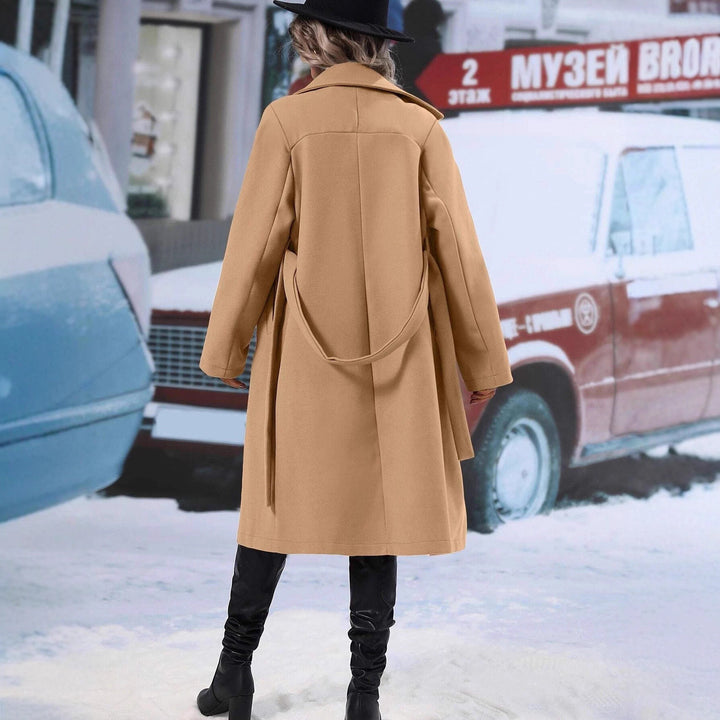 Kvinnens elegante oversized kåpe med dobbelt knappestolpe og stilig belte Skjora