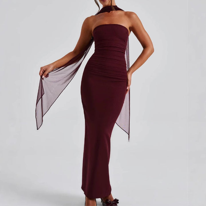 Kvinnens lange kveldsdrakt med elegant off-the-shoulder-design og lette volanger
