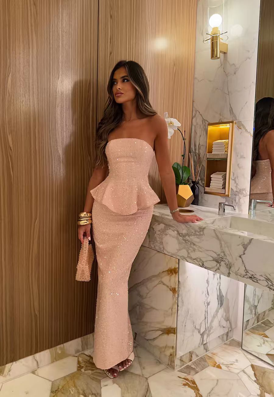 Kvinnens elegante kveldsdresses med peplum-design og glitrende applikasjoner