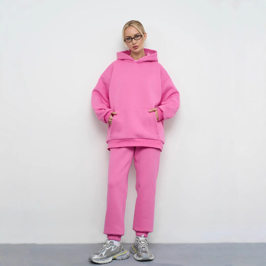 Kvinnes oversized hettegenser og komfortable joggebukser i moderne design