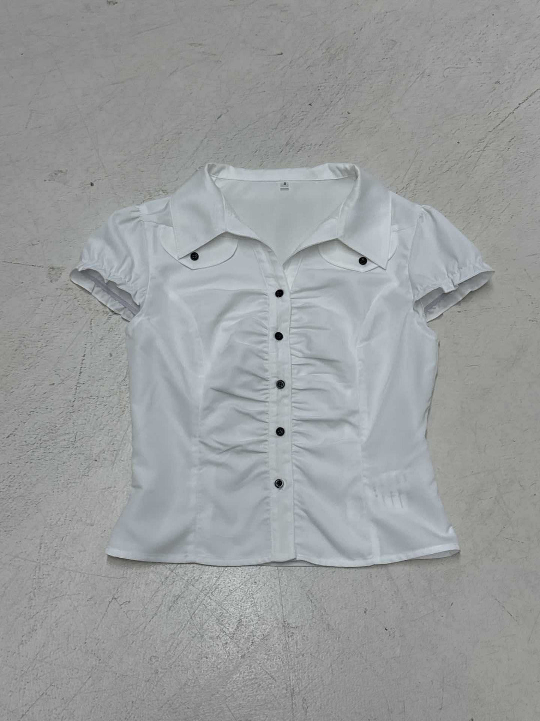 Dame figurnær bluse med elegante volanger og knappeåpning Skjora
