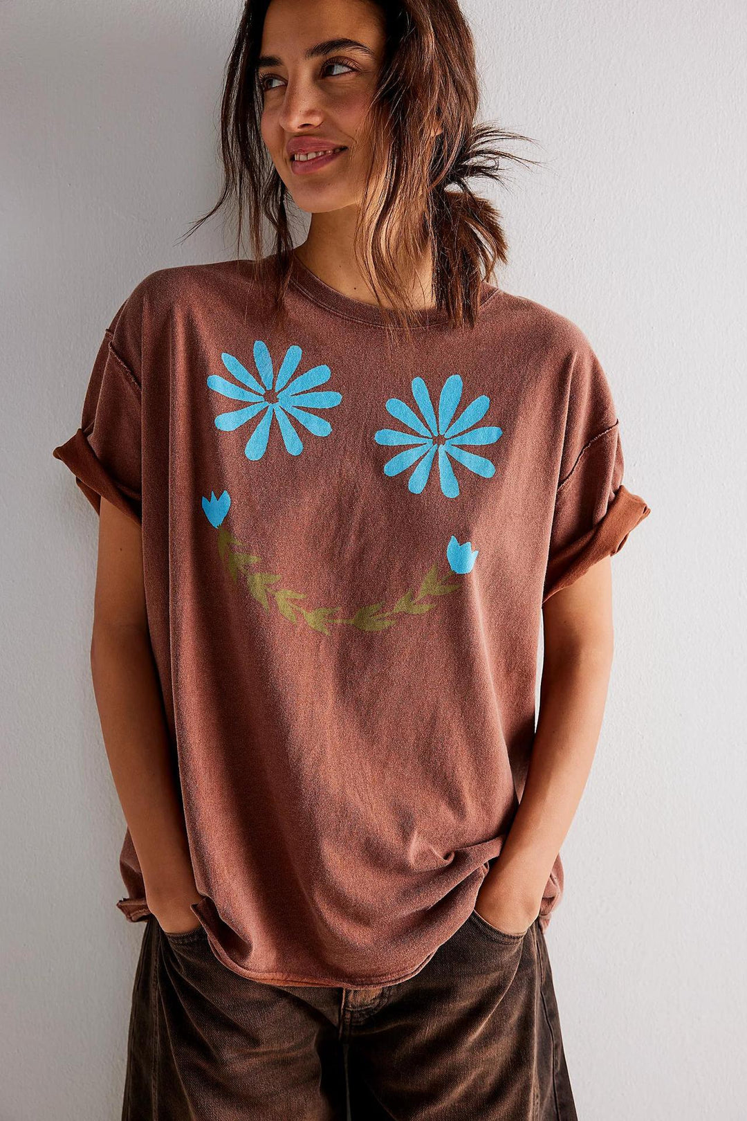 Women's relaxed T-shirt with floral smiley print and oversized fit Skjora