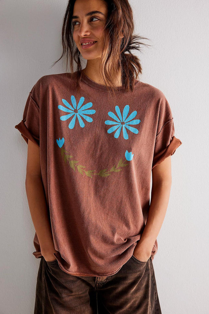 Women's relaxed T-shirt with floral smiley print and oversized fit Skjora