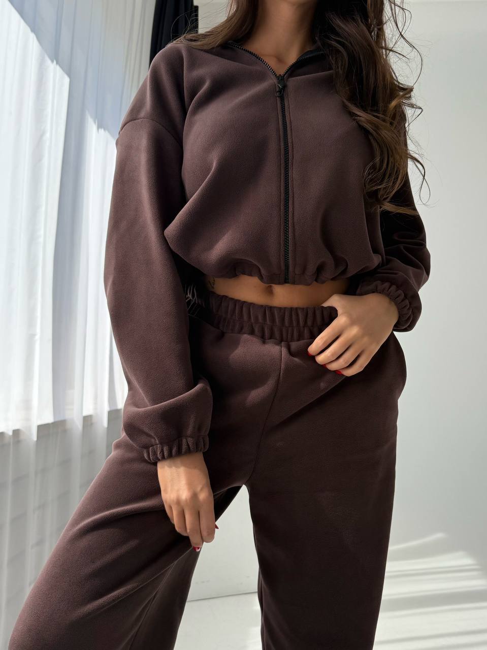 Kvinnekomfortabel fleece treningsdrakt med elastisk midje og stilige detaljer Skjora