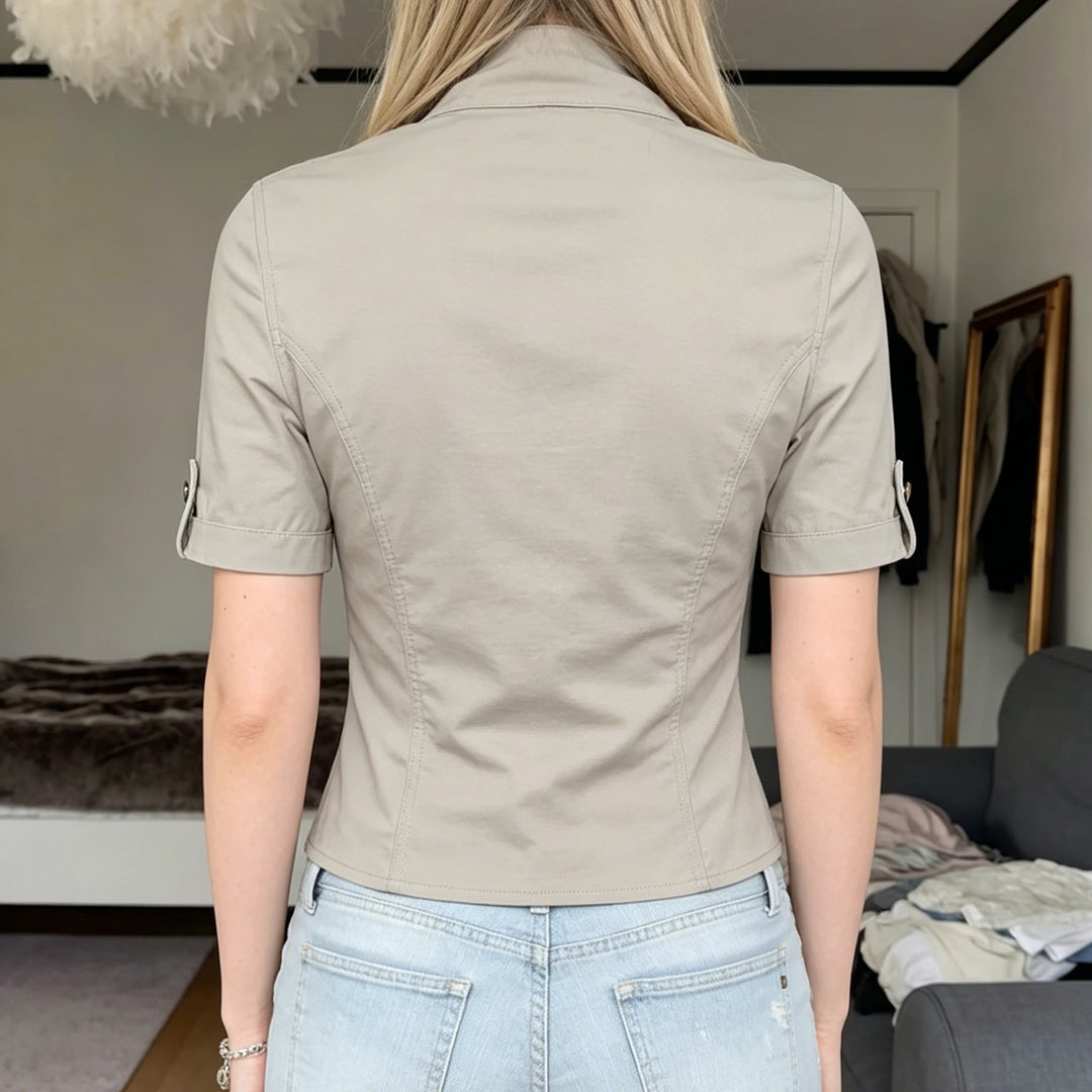 Women's fashionable short jacket with a structured cut and practical breast pockets Skjora