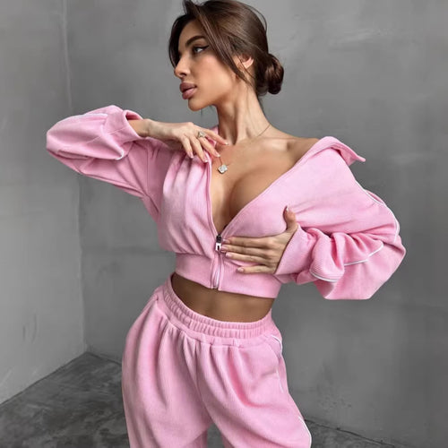 Kvinnelig sporty sett med kort jakke og vide bukser Skjora