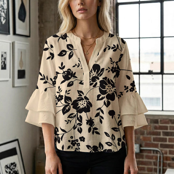 Dame uformell bluse med volangerm og botanisk trykk Skjora