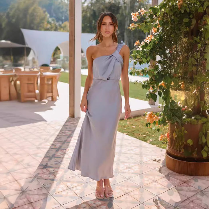 Kvinners elegante lang kjole med asymmetrisk stropp og stilige draperingsdetaljer Skjora