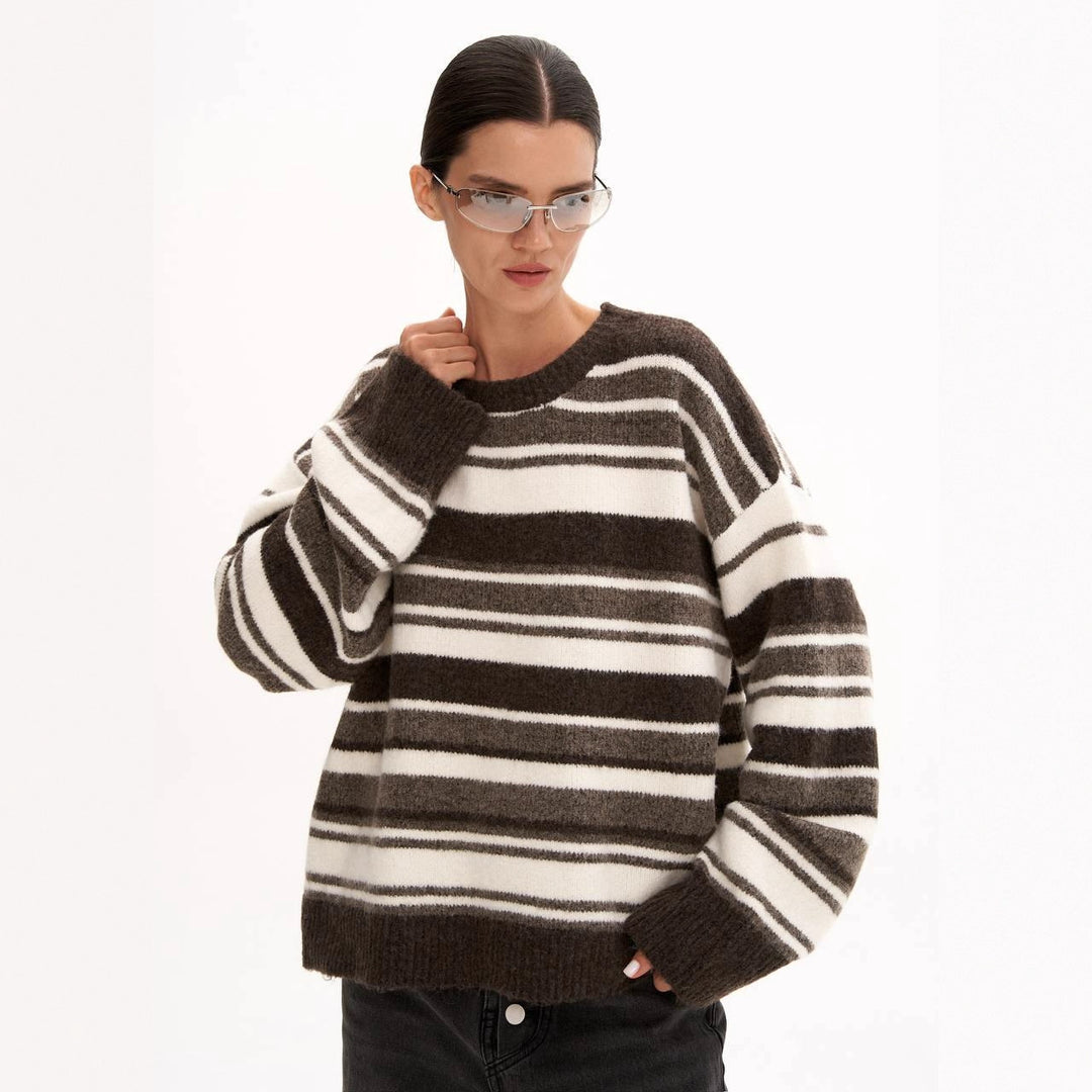 Kvinnes oversized stripete genser laget av mykt materiale Skjora