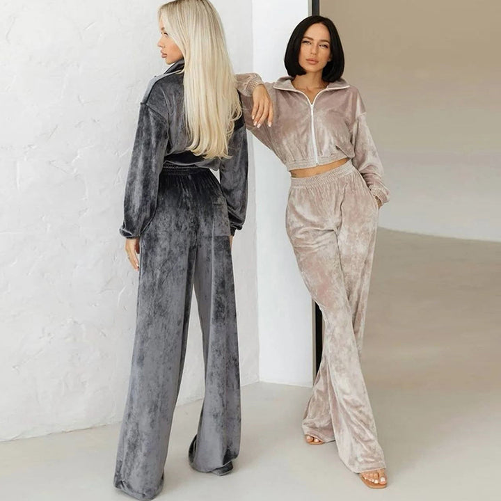 Kvinnes moteriktige velour sportdress med halv glidelås og elastiske mansjetter Skjora
