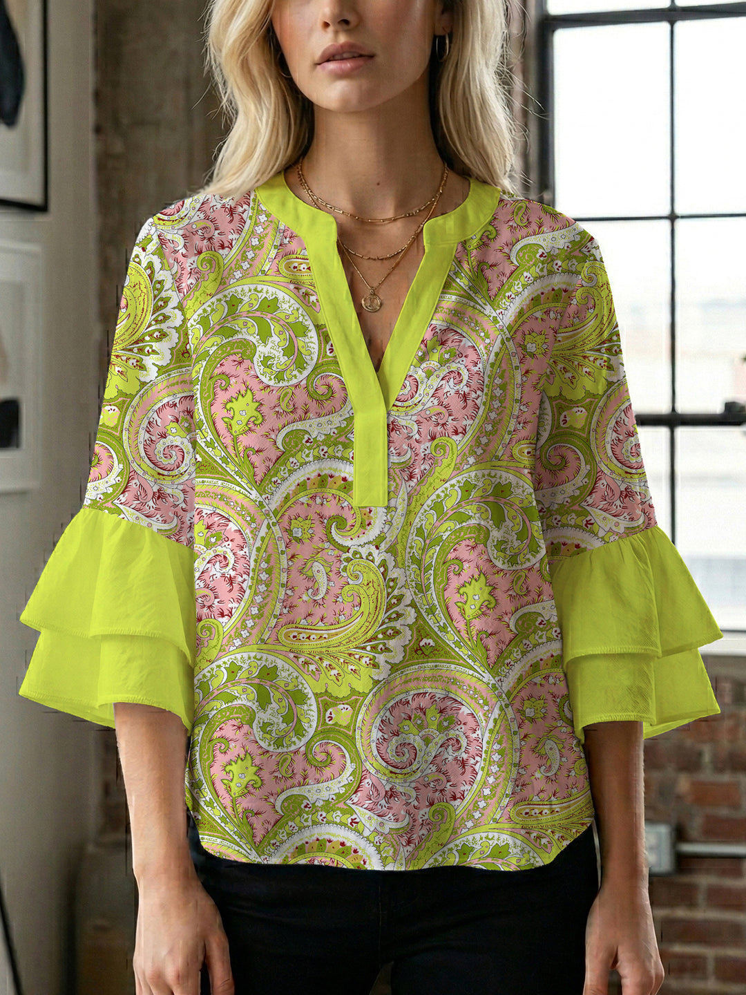 Damebluse med voluminøse puffermer og kreativt blomstermønster Skjora