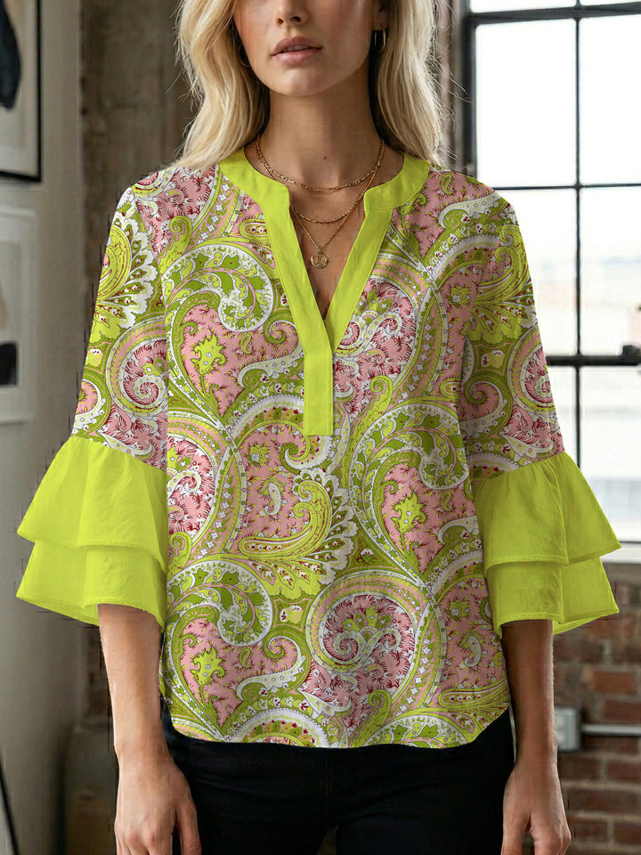 Damebluse med voluminøse puffermer og kreativt blomstermønster Skjora