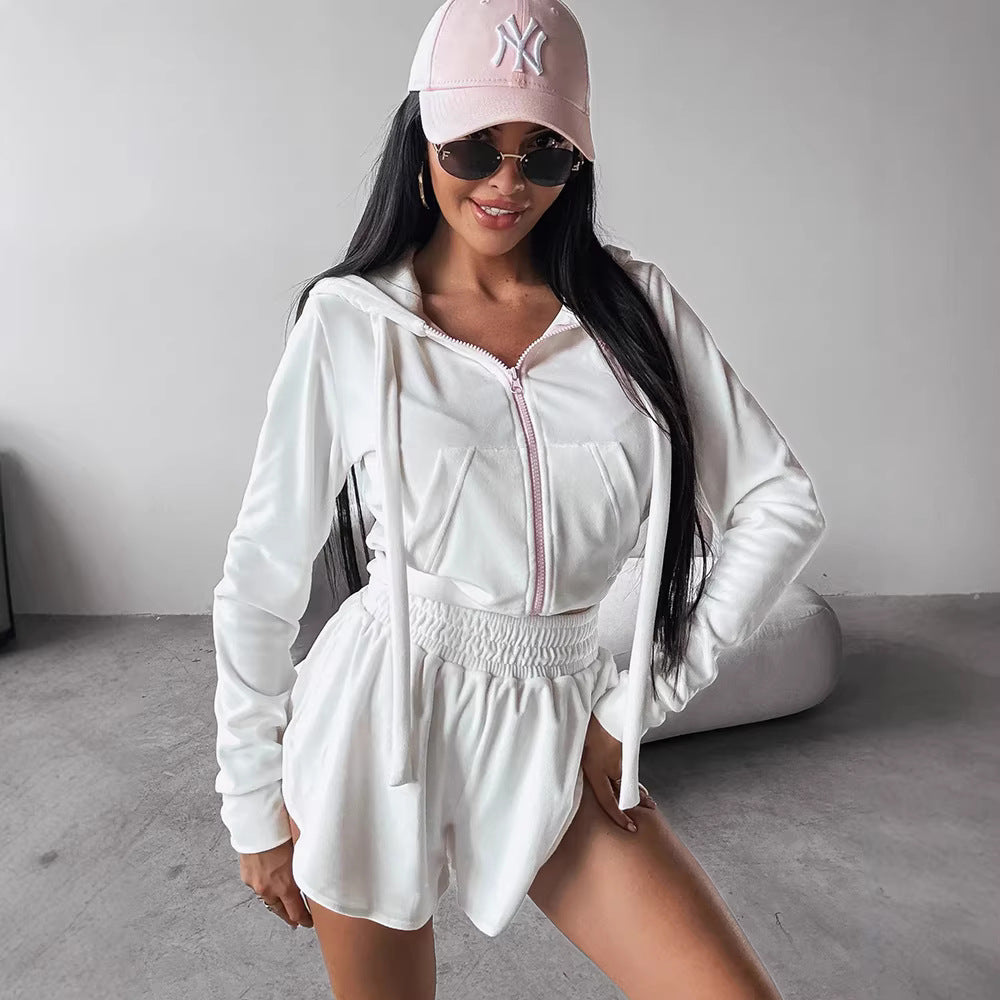 Kvinnors sportiga hoodie och shorts-set gjort av mjuk fleece med hög bärkomfort Skjora