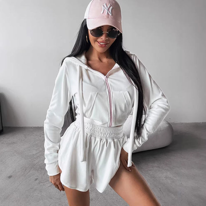 Kvinnors sportiga hoodie och shorts-set gjort av mjuk fleece med hög bärkomfort Skjora
