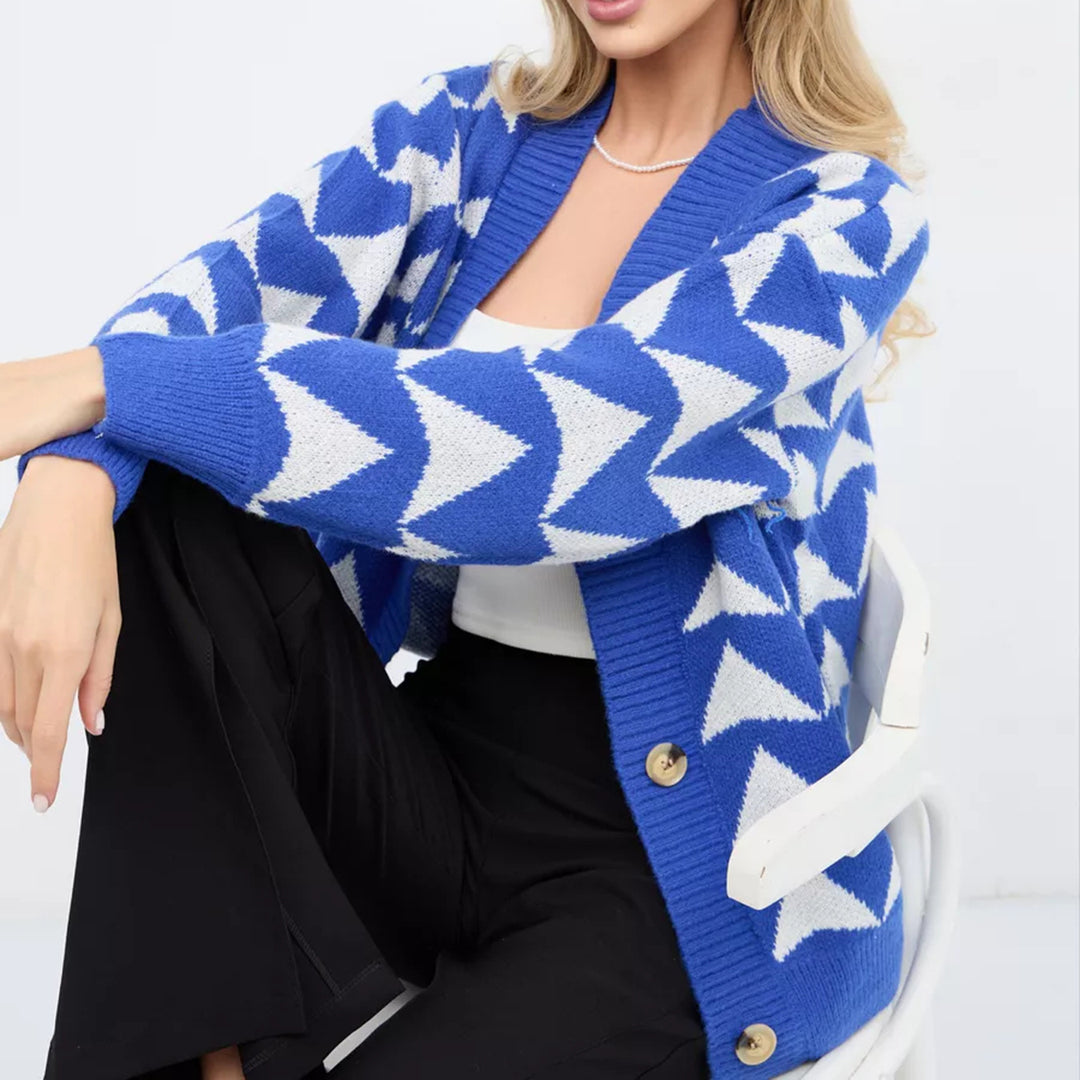 Kvinne cardigan med moderne bølgemønster og gullknapper Skjora