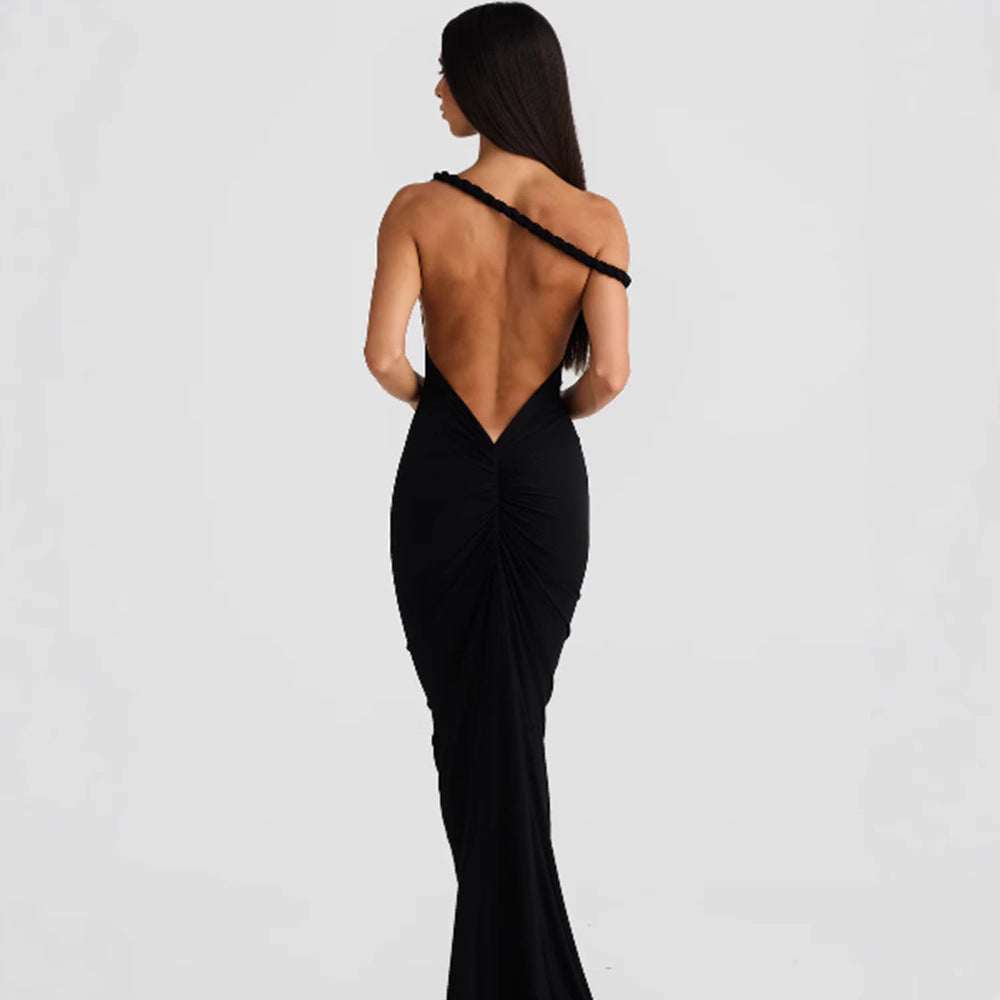 Dame figurnær kveldskjole med elegant halterneck-design og svaiene hem.
