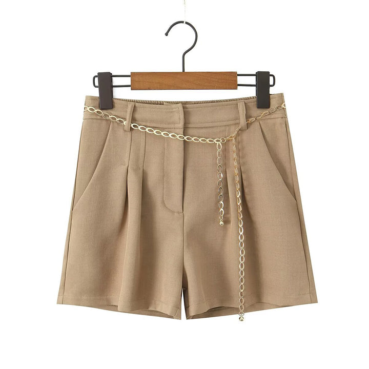 Dame elegante shorts med dekorativ kjede og fine folder Skjora