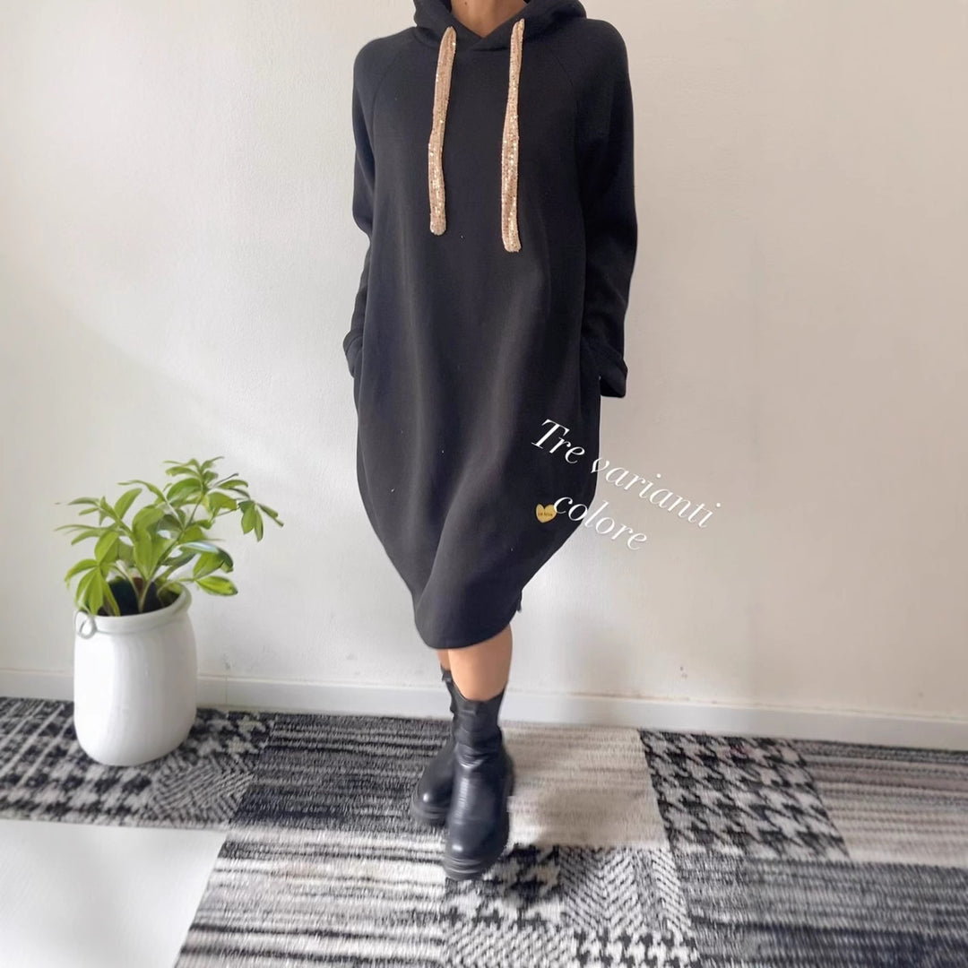 Dame hoodie kjole i en avslappet oversized stil med glitrende detaljer Skjora