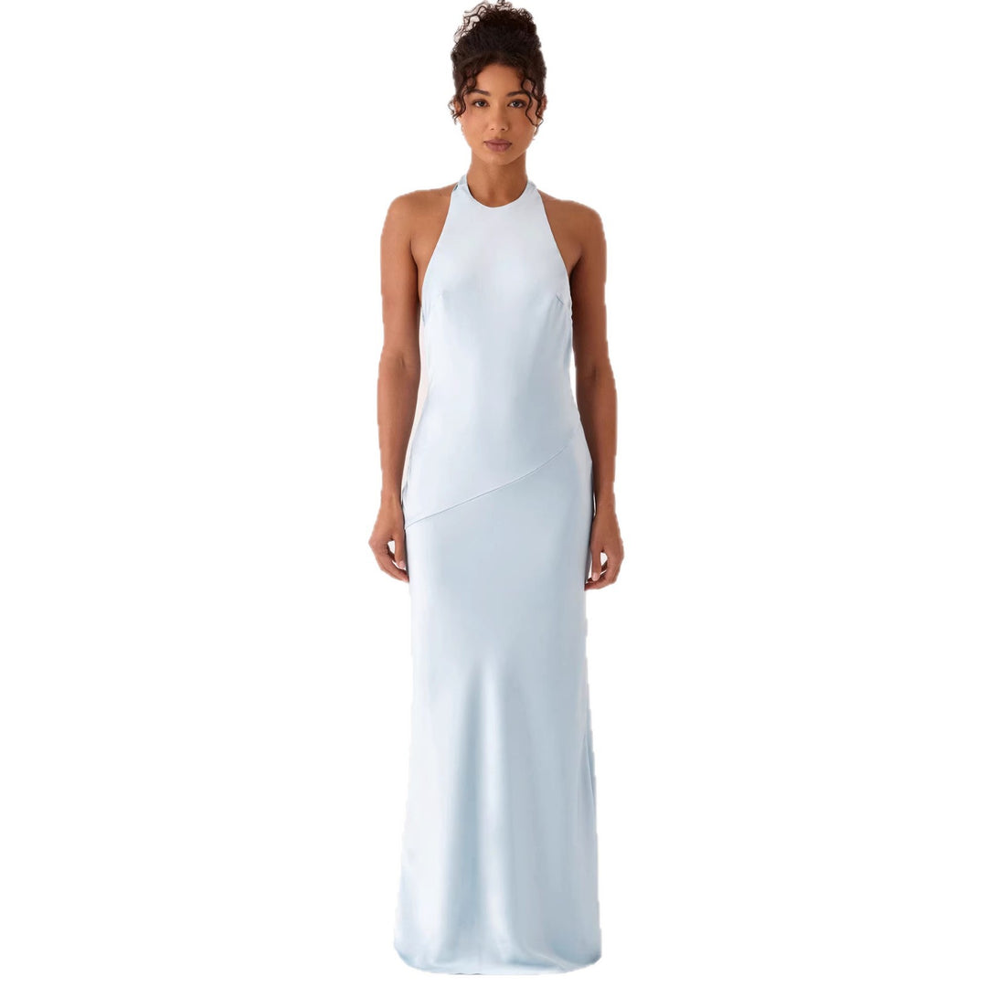 Kvinne Elegant Kveldsdrakt med Chic Halter Design og Flytende Stoff