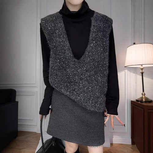 Kvinnenes fashionable strikket vest med dyp V-hals og kreativ kutt Skjora