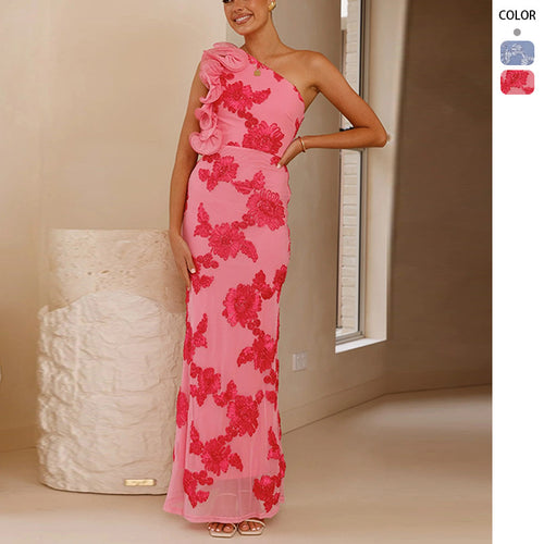 Kvinne Elegant og figursydd Maxi kjole med asymmetrisk stropp og blomsterapplikasjoner