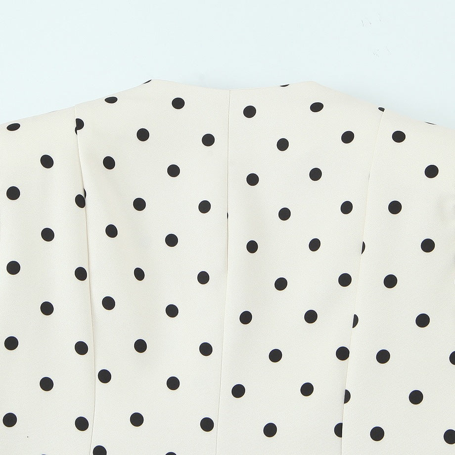 Damebluse med voluminøse ermer og polka-prikk mønster Skjora