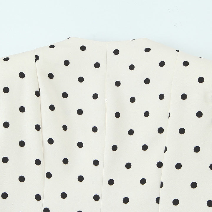 Damebluse med voluminøse ermer og polka-prikk mønster Skjora