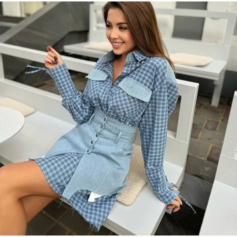 Kvinnelig rutet skjorte med denimkjole og beltedetaljer Skjora