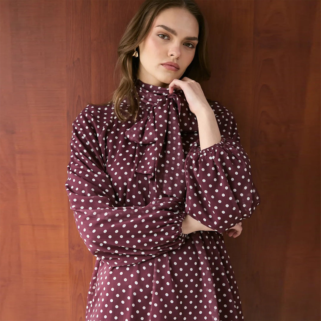 Kjole for kvinner med elegant stående krage og leken prikkete design