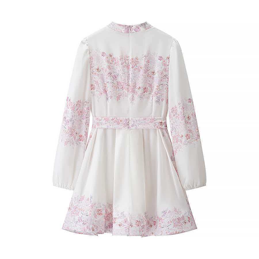 Kjolebluse for kvinner med blomstermønster og belte i midjen Skjora