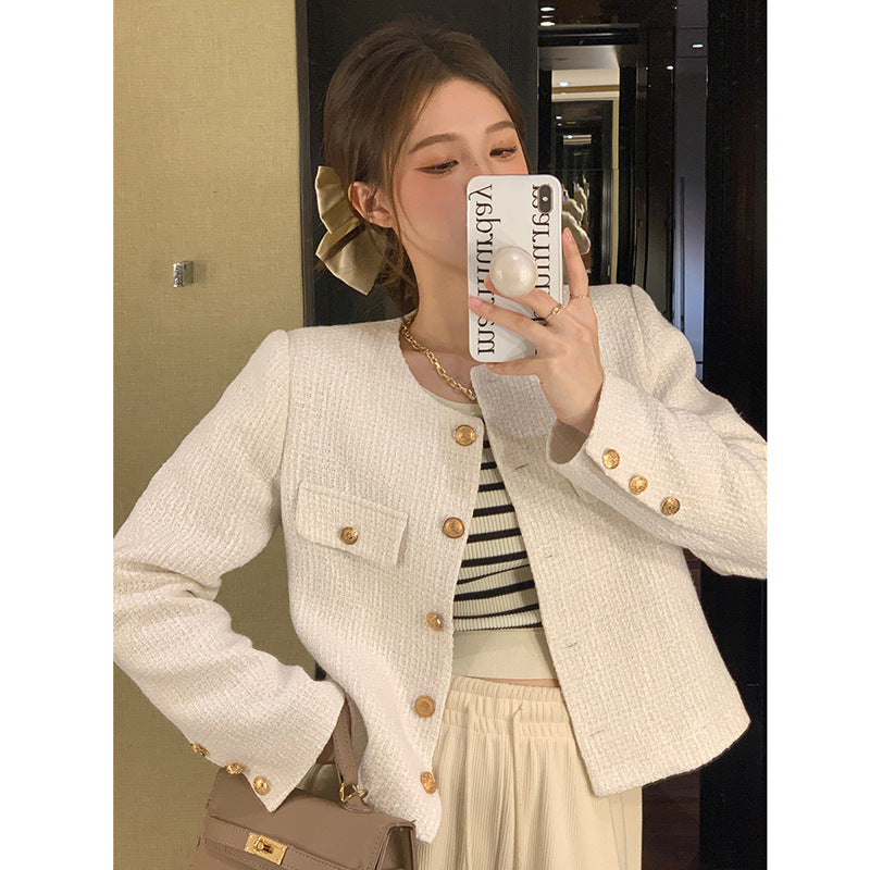 Kvinnes kort blazer med elegante gullknapper og moderne snitt
