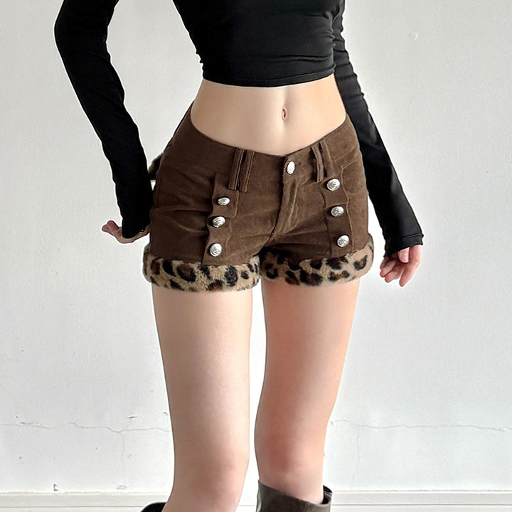 Dame shorts med elegante knappdetaljer og trendy leopardbesetning Skjora