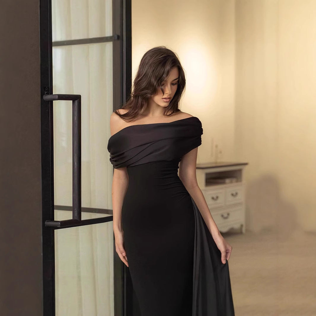 Dame kveldsdrakt med elegant off-shoulder-design og figurnær passform Skjora