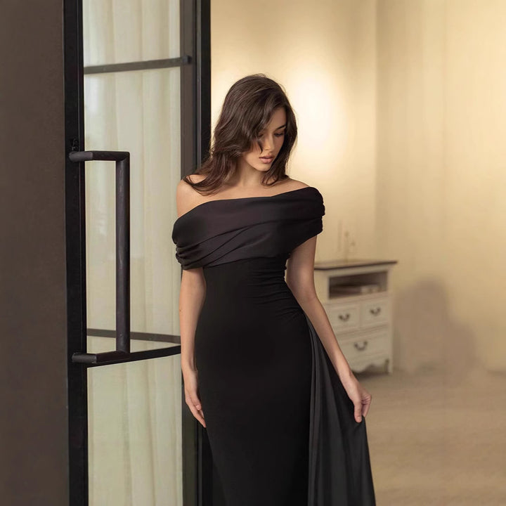 Dame kveldsdrakt med elegant off-shoulder-design og figurnær passform Skjora