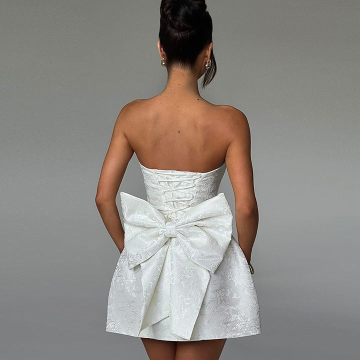 Dame off-shoulder cocktailkjole med elegant sløyfedetalj Skjora