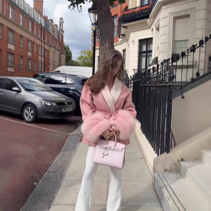 Kvinne Fluffy Jakke med Elegant Krage og Belte Skjora