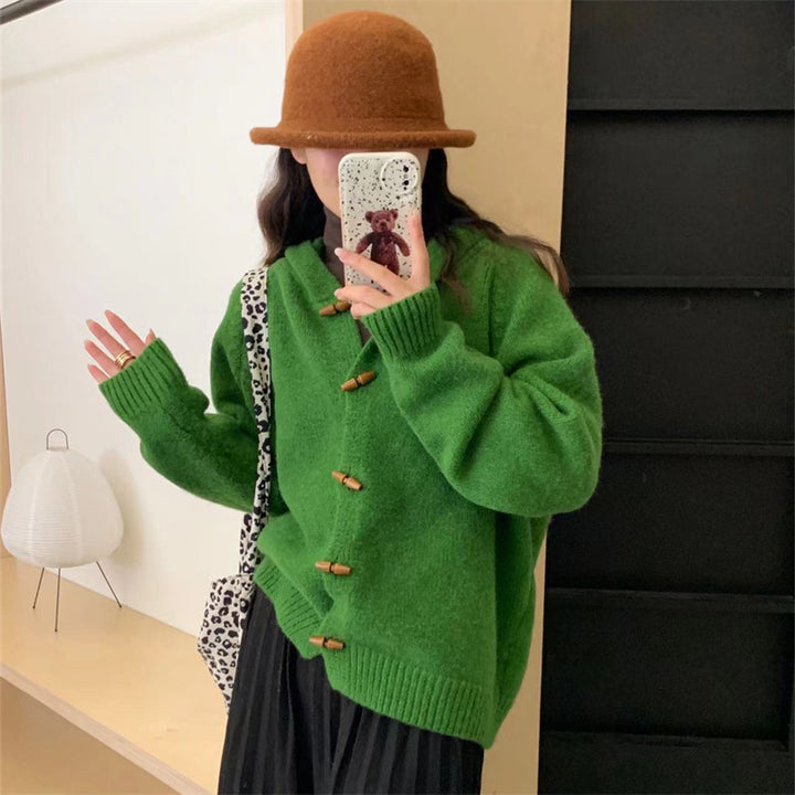 Kvinnens chunky strikket cardigan med praktisk hette og dekorative treskknapper Skjora