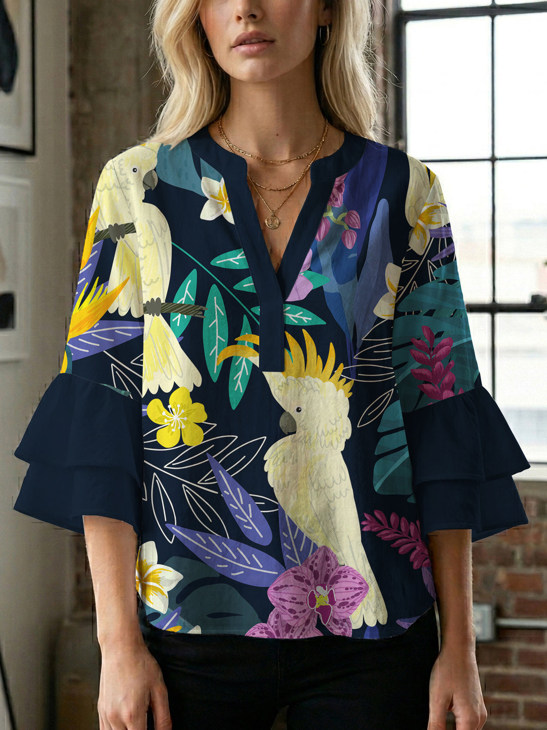 Damebluse med voluminøse volangermer og floral trykk Skjora