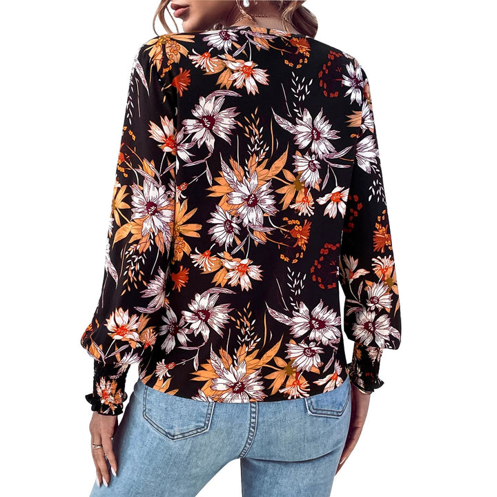 Damebluse med blomsterdesign og elastiske volangdetaljer Skjora