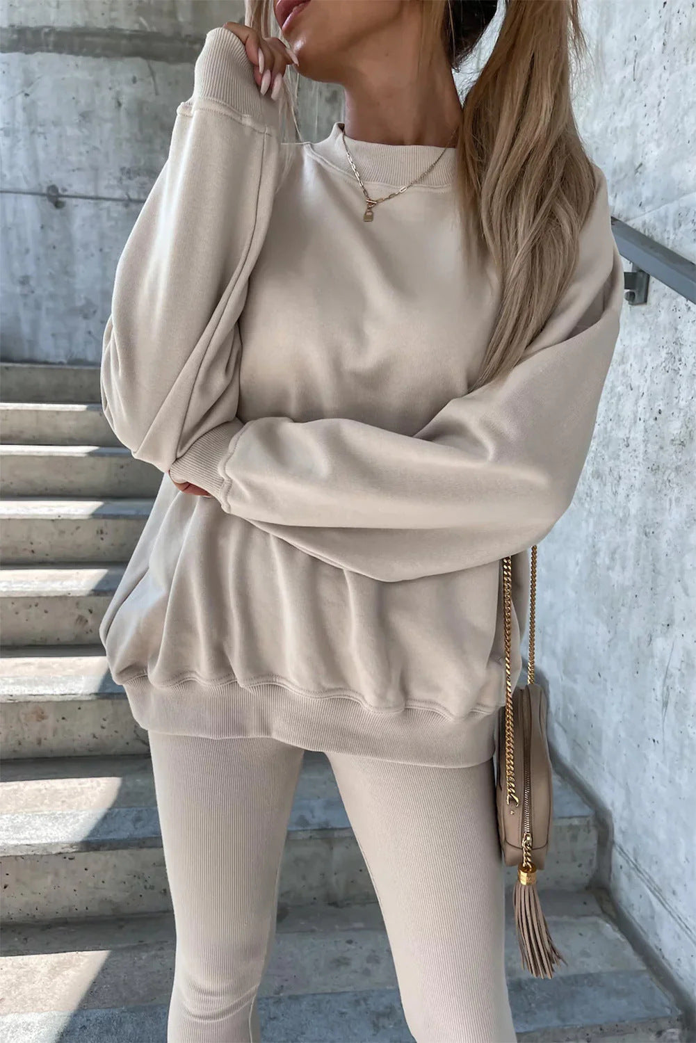 Damesporty fritidssett med casual oversized genser og tettsittende tights Skjora