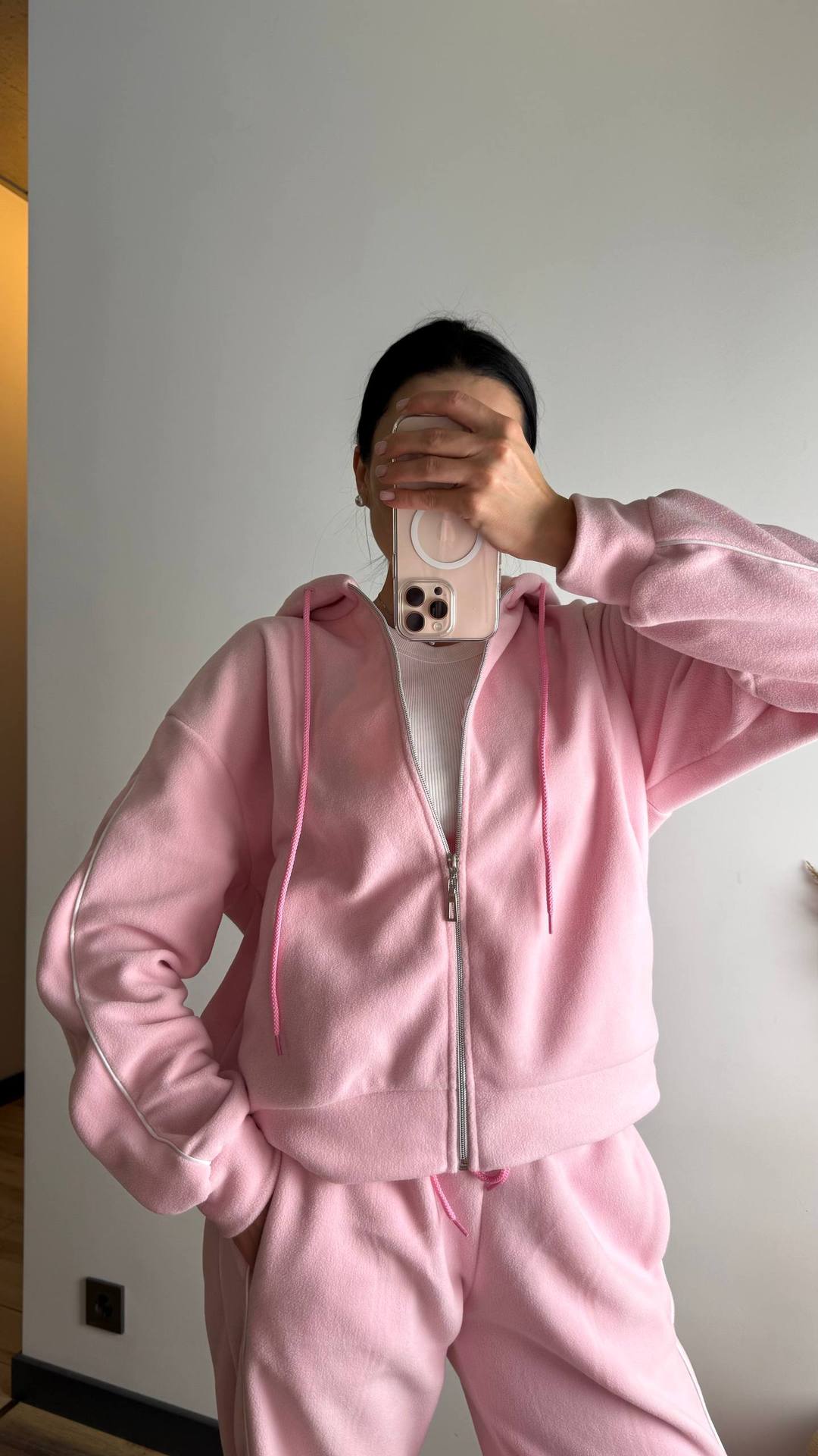 Kvinnelig sporty fleece treningsdrakt sett med glidelås og sidestrimler Skjora